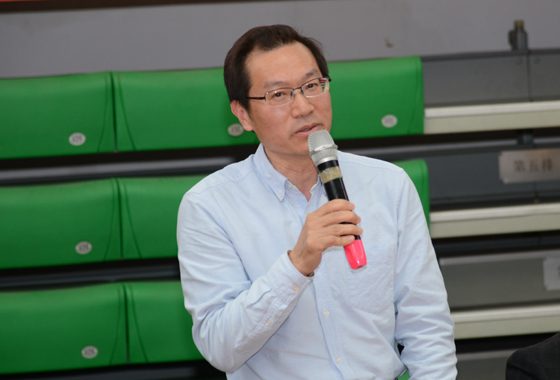 万清祥副书记主持并宣布游艺活动开幕